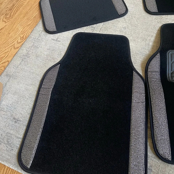 Brand new 4 price Car mat set, sides with shining crystal. silver and black. - Picture 3 of 12